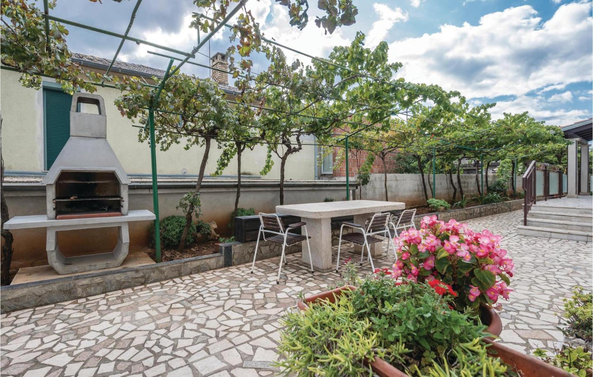 1 Bedroom Cozy Apartment In พูลา ภายนอก รูปภาพ